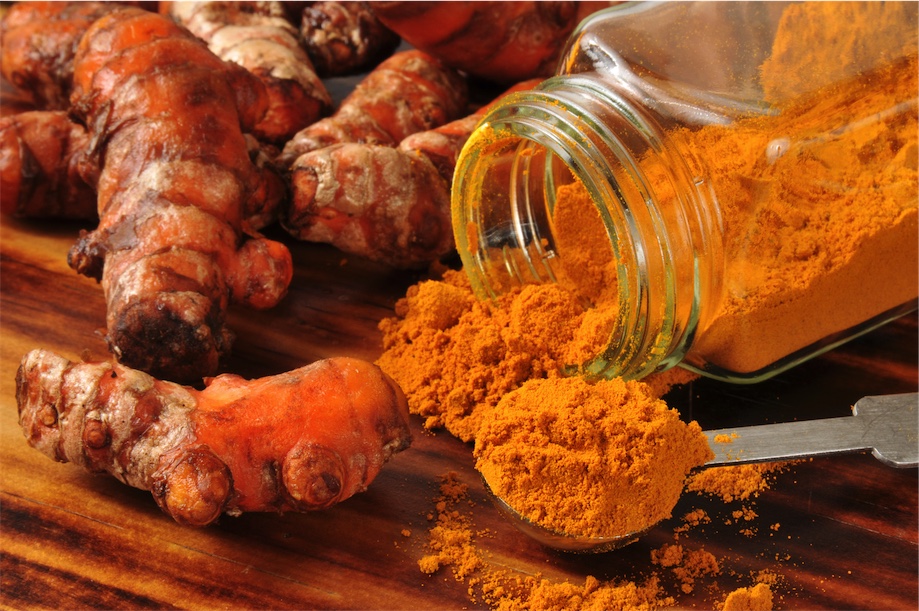 whole turmeric rhizome and dried turmeric powder